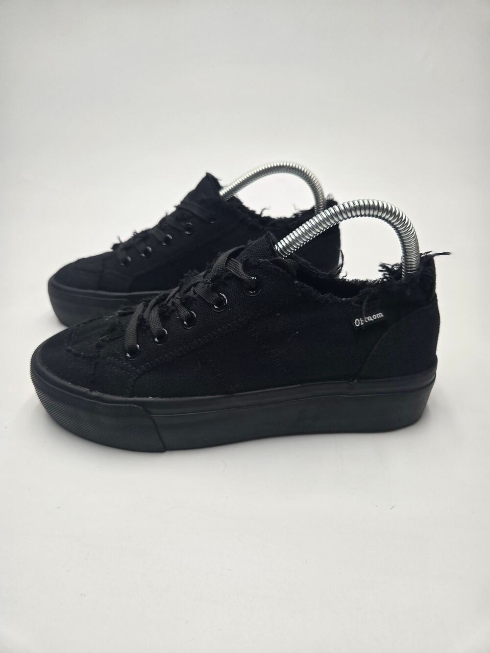 Obtaom Women's Black Canvas Low Top Casual Sneakers Size 7 - Picture 1 of 9